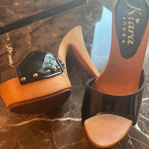 Platform sandal ! Never worn -